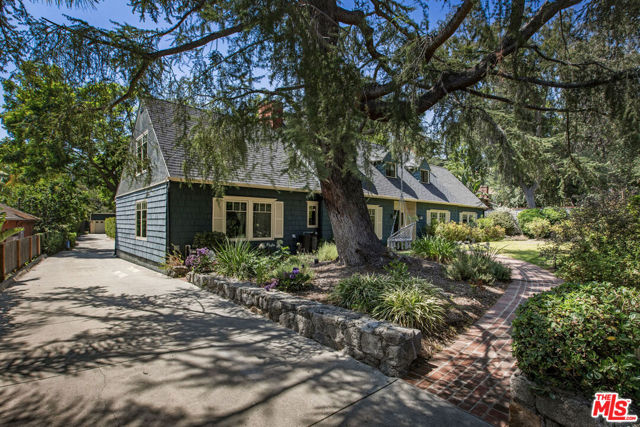 2555 N Altadena Drive, Altadena CA: https://media.crmls.org/mediaz/c052c110-eb2a-4a5a-8f25-cc330b54b293.jpg