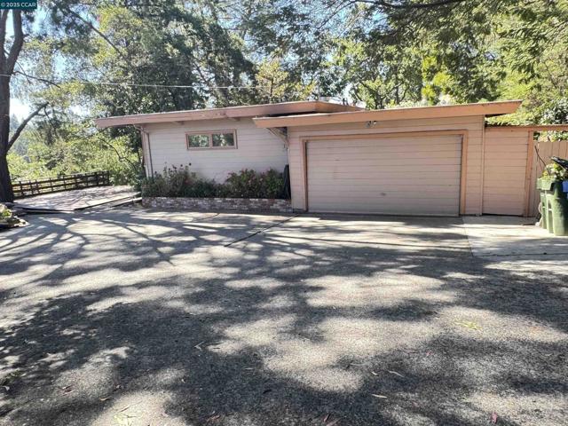 919 Janet Ln, Lafayette CA: https://media.crmls.org/mediaz/c053652e-69a3-4fcf-94f8-619d54c89525.jpg