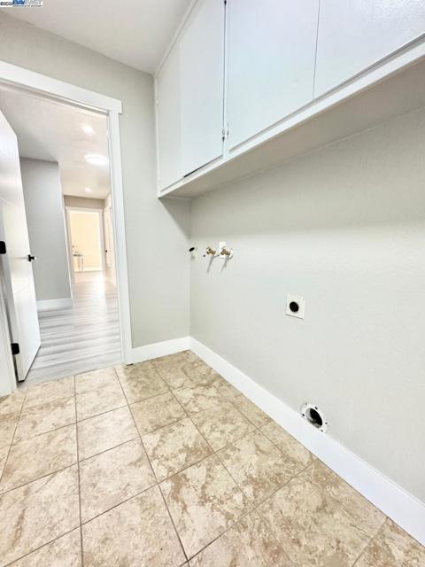 20595 Center St, Castro Valley CA: https://media.crmls.org/mediaz/c056b9d5-b4f3-4b6e-9bb9-4614b359fbf0.jpg