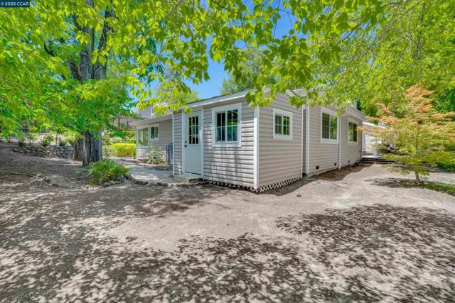 2345 San Miguel Dr, Walnut Creek CA: https://media.crmls.org/mediaz/c0573739-45e9-47e9-94a7-c4eecdc61d41.jpg