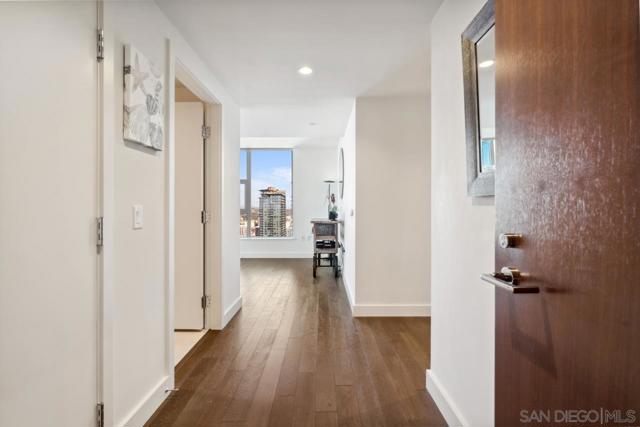1388 Kettner Blvd, San Diego CA: https://media.crmls.org/mediaz/c057c89c-3b0a-4bc6-a8f6-8e5fa52b051d.jpg