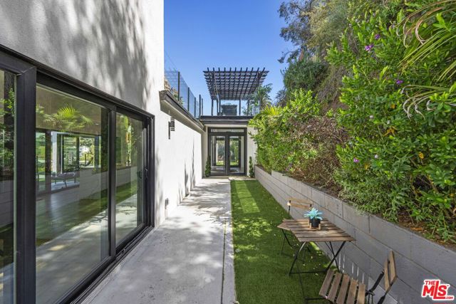 7308 Pacific View Drive, Los Angeles CA: https://media.crmls.org/mediaz/c05835f2-dbe4-4a27-9414-b60b7e2db036.jpg