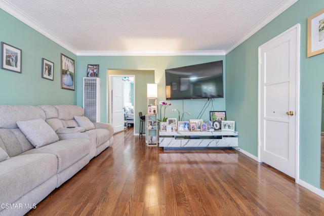 5924 Fairfax Avenue, Los Angeles CA: https://media.crmls.org/mediaz/c0592f50-3a43-467c-9fee-7eb9c9451a79.jpg