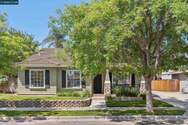 3075 Shiles Loop, Brentwood CA: https://media.crmls.org/mediaz/c0598460-61a0-4e55-ab36-4323dca19e4f.jpg