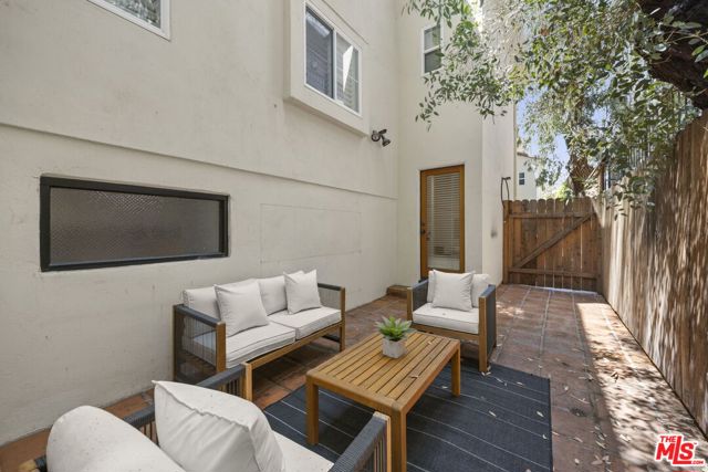 640 N Sweetzer Avenue, Los Angeles CA: https://media.crmls.org/mediaz/c05a787d-870e-4fc7-8f7c-d2b00583f4e0.jpg