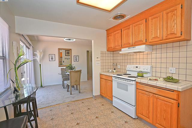 4248 Mabel Avenue, Castro Valley CA: https://media.crmls.org/mediaz/c05ab648-3fba-4350-b60c-f4dd48992061.jpg