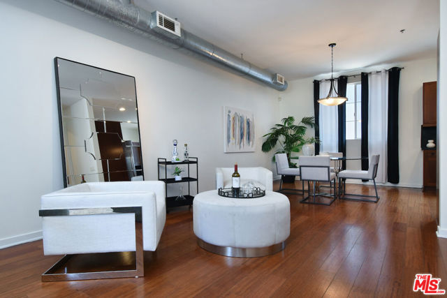 5350 Playa Vista Drive, Playa Vista CA: https://media.crmls.org/mediaz/c05abad5-3392-4fbd-b2da-3748221f513b.jpg