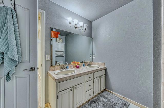 6640 Kim Ann Lane, Salinas CA: https://media.crmls.org/mediaz/c05c0e0a-19e3-429e-8985-77dda996a2b0.jpg