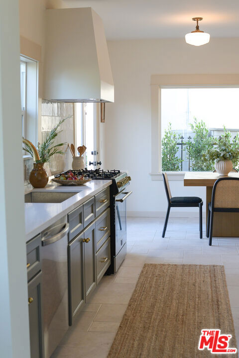 3816 S Harvard Boulevard, Los Angeles CA: https://media.crmls.org/mediaz/c05c1b03-558a-4327-a5e5-72d4b949cefd.jpg