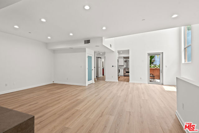 900 N West Knoll Drive, West Hollywood CA: https://media.crmls.org/mediaz/c05cc5b7-7b2f-4380-82d6-99140f9a9471.jpg