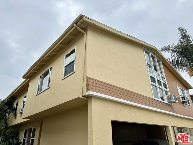 1114 S Sherbourne Drive, Los Angeles CA: https://media.crmls.org/mediaz/c05d6505-dc28-4d53-8615-1e9a0dded40d.jpg