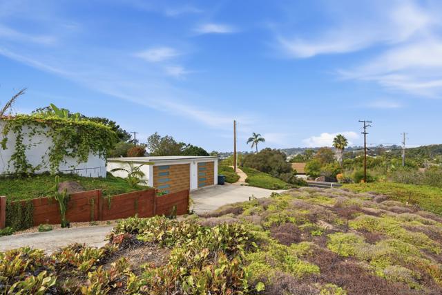 1047 Highland Dr, Del Mar CA: https://media.crmls.org/mediaz/c05d83c5-3a76-4f19-b4e0-7fb6162e91da.jpg