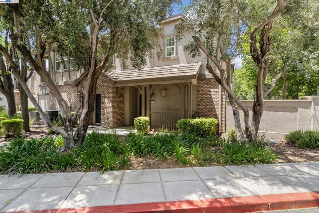 161 W Luna Loca Ln, Mountain House CA: https://media.crmls.org/mediaz/c05e7a3c-f4c8-402e-8798-8c8e3d8d97e4.jpg