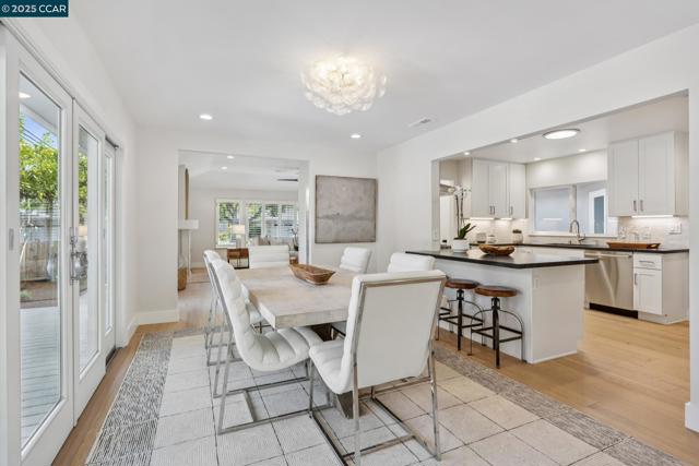 241 E Creek Dr, Menlo Park CA: https://media.crmls.org/mediaz/c05f2f1f-4fc6-4a54-a505-9a693032e325.jpg