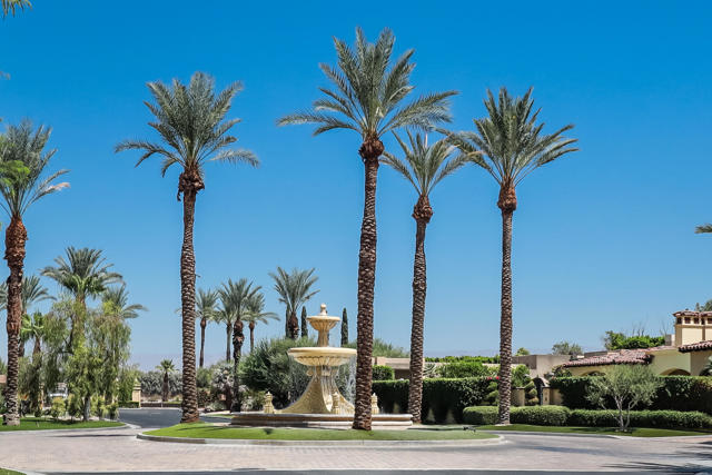 16 Villaggio Place, Rancho Mirage CA: https://media.crmls.org/mediaz/c060838b-18b6-4cbe-8b34-e18d5113ec20.jpg