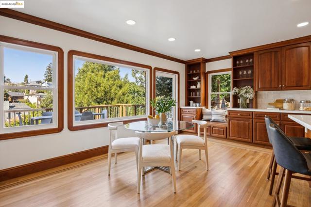 700 Longridge Rd, Oakland CA: https://media.crmls.org/mediaz/c0609caf-4448-4d59-9d43-9a7340d9ea90.jpg