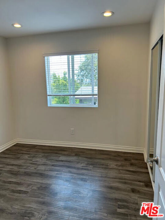 523 N Benton Way, Los Angeles CA: https://media.crmls.org/mediaz/c0614287-b8b6-40a8-839f-098cd7754906.jpg