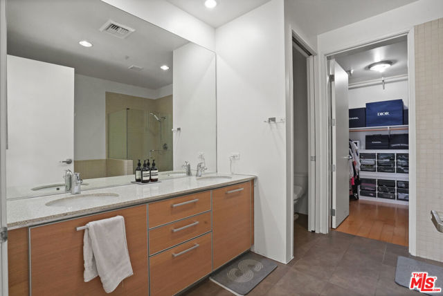 801 S Grand Avenue, Los Angeles CA: https://media.crmls.org/mediaz/c0616342-cd47-422c-9d2e-a0779843a590.jpg