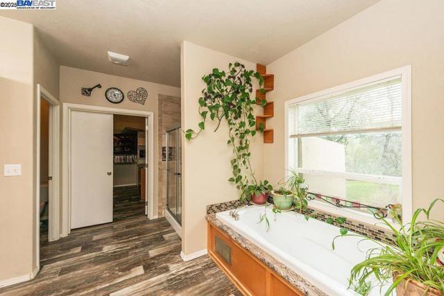 21679 Squaw Grass Trail, Redding CA: https://media.crmls.org/mediaz/c061af29-5b43-41b6-ae7a-f60298494f1c.jpg