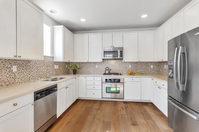 636 Bair Island Road, Redwood City CA: https://media.crmls.org/mediaz/c061b04c-b080-44d3-80d5-627fbf6e1074.jpg