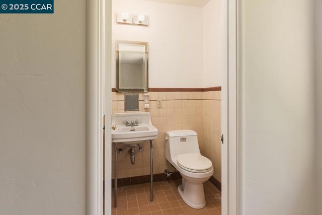 877 Mountain View Dr, Lafayette CA: https://media.crmls.org/mediaz/c062169f-7451-4250-80ef-7c51311a65f8.jpg