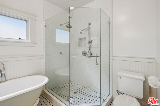 813 Crestmoore Place, Venice CA: https://media.crmls.org/mediaz/c0639c90-66de-4568-8446-0d7727d100a1.jpg