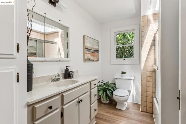 3176 Jordan Rd, Oakland CA: https://media.crmls.org/mediaz/c0657974-6a63-40fc-9acd-65a658c91efe.jpg