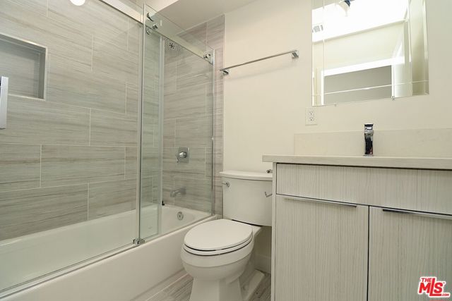 2121 S Burnside Avenue, Los Angeles CA: https://media.crmls.org/mediaz/c067a74b-2205-4228-a88f-43bd418a087a.jpg