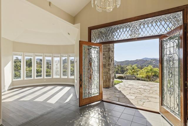 Detail Gallery Image 8 of 56 For 6802 Pakama Ln, Vista,  CA 92084 - 4 Beds | 4 Baths