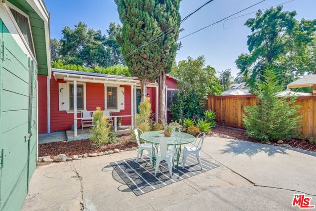 1105 E Claremont Street, Pasadena CA: https://media.crmls.org/mediaz/c06849bb-dc66-4eb8-a2df-a5a65a9d5275.jpg