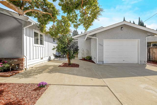 1662 Dorchester Pl, Concord CA: https://media.crmls.org/mediaz/c068990d-9ec7-4490-bfb6-fb4f7dec0040.jpg