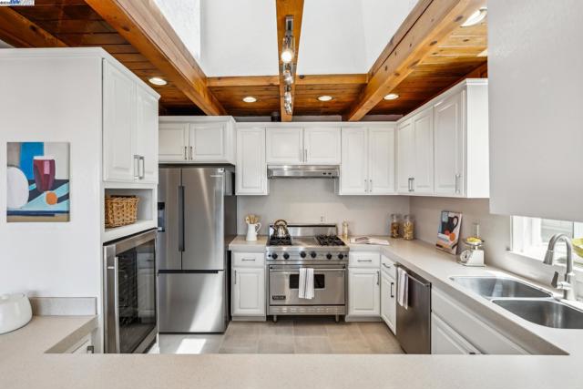 3014 BROADMOOR VIEW, Oakland CA: https://media.crmls.org/mediaz/c0692cf8-0247-4c1a-83d8-15a26b833760.jpg