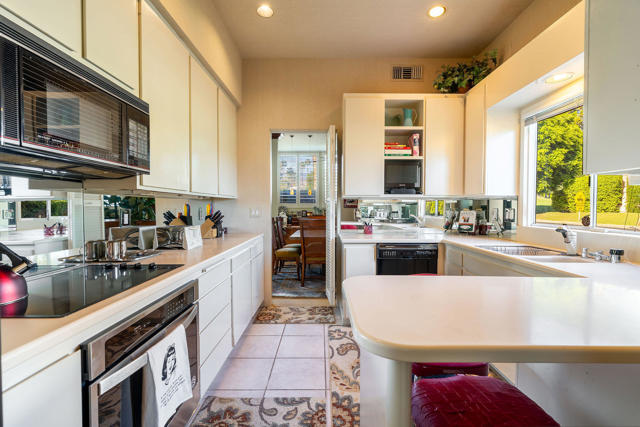 47212 Marrakesh Drive, Palm Desert CA: https://media.crmls.org/mediaz/c0694331-a8ad-4efd-a340-0ae8cea3fd25.jpg