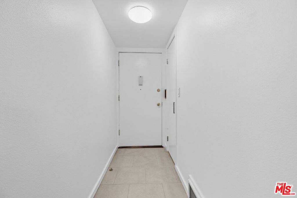 https://media.crmls.org/mediaz/c069f3a3-4987-4850-a346-110e2bd7b77a.jpg?preset=X-Large