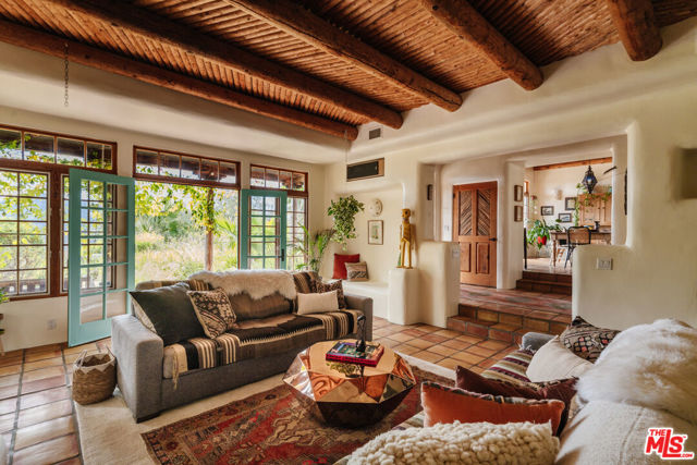 2865 Marquette Drive, Topanga CA: https://media.crmls.org/mediaz/c06b4811-9678-4262-85fd-a9d4ee01a64b.jpg