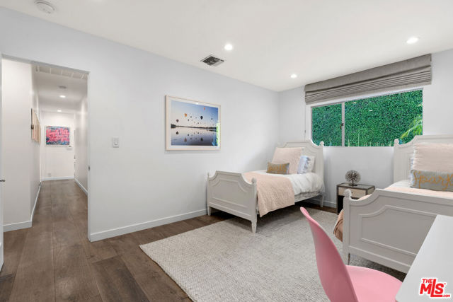 602 N Whittier Drive, Beverly Hills CA: https://media.crmls.org/mediaz/c06be338-188e-4102-a91f-6bcb06e01d7f.jpg