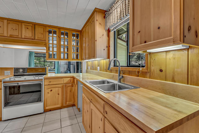52551 Pine Ridge Road, Idyllwild CA: https://media.crmls.org/mediaz/c06c1d7a-65c8-4d26-9f01-76b16aa9de59.jpg