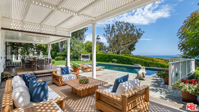 6825 Zumirez Drive, Malibu CA: https://media.crmls.org/mediaz/c06c5d1c-6d45-48ff-9dfc-d43df13a6322.jpg