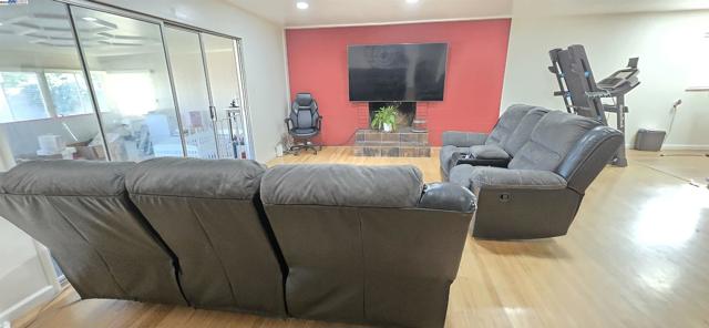 1661 Minnesota St, Fairfield CA: https://media.crmls.org/mediaz/c06e6bda-ad59-4023-b950-5ee2e2236fd9.jpg