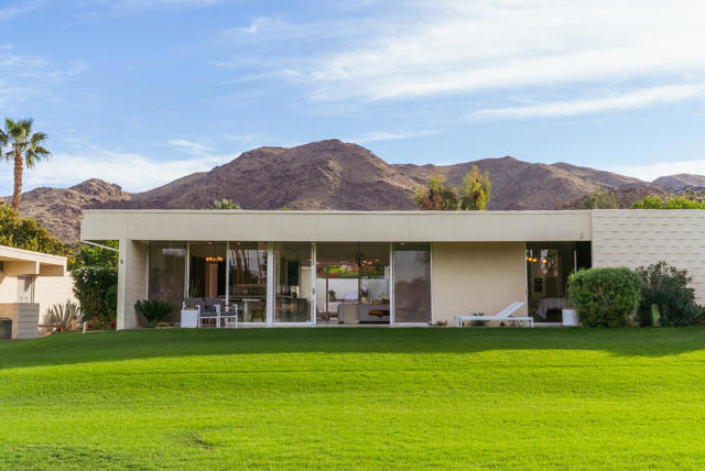 399 Desert Lakes Drive, Palm Springs CA: https://media.crmls.org/mediaz/c0727f89-05a3-45e4-8e3c-735fa7da679f.jpg
