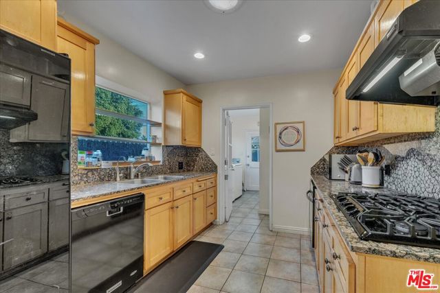 12430 Cumpston Street photo 16