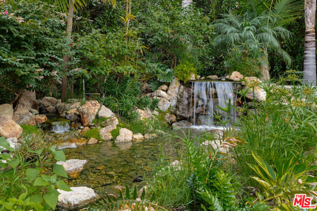 13524 D'Este Drive, Pacific Palisades CA: https://media.crmls.org/mediaz/c0743b9e-4cd4-4785-95ce-f97208b3d55c.jpg