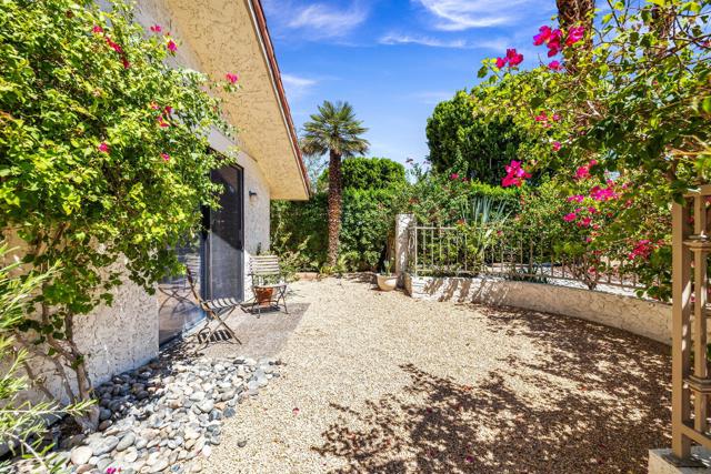 4 Lincoln Place, Rancho Mirage CA: https://media.crmls.org/mediaz/c074ffe0-8053-4926-81d3-3c16a926a284.jpg