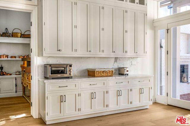 9669 Oak Pass Road, Beverly Hills CA: https://media.crmls.org/mediaz/c0753b35-0a75-4f09-81e1-4aed2c4bcf6b.jpg