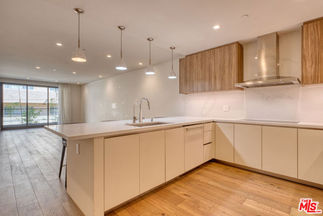 411 S Hamel Road, Los Angeles CA: https://media.crmls.org/mediaz/c0761b3c-ea30-4b35-8b7d-39e74527452a.jpg