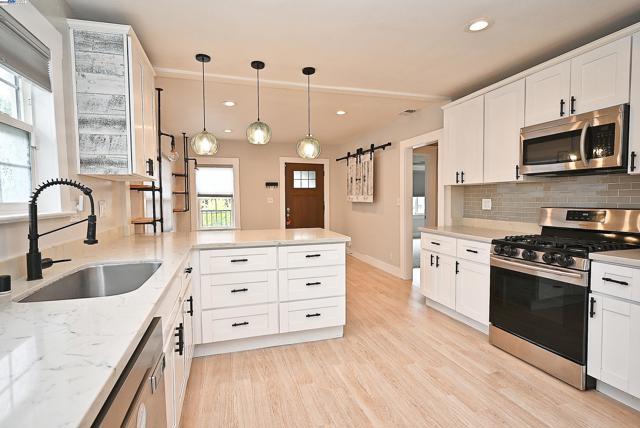 5706 Brookdale Ave, Oakland CA: https://media.crmls.org/mediaz/c076e8ad-3629-4ec1-b7ac-2bce3d4e7166.jpg