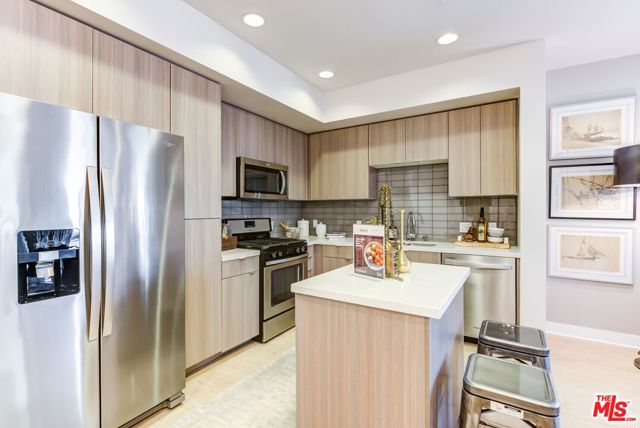 7290 Edinger Avenue, Huntington Beach CA: https://media.crmls.org/mediaz/c0773ae9-be43-413e-874c-82e19871fcbb.jpg