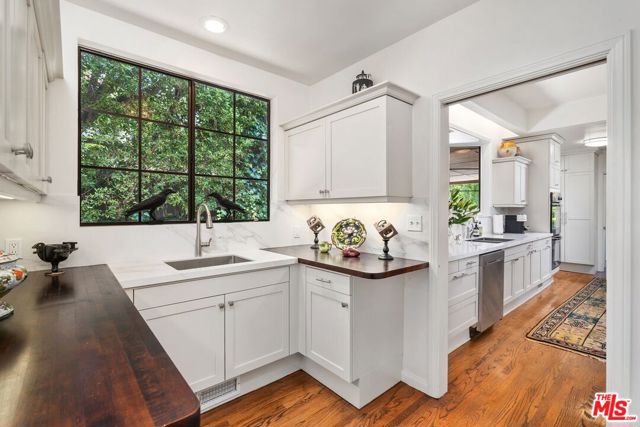 434 S Muirfield Road, Los Angeles CA: https://media.crmls.org/mediaz/c0784552-4d1c-43fd-a2d9-32e226e54e6e.jpg