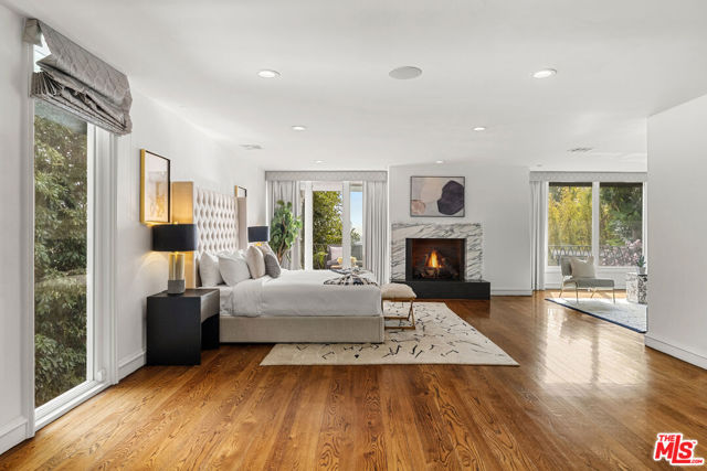 8828 Thrasher Avenue, Los Angeles CA: https://media.crmls.org/mediaz/c079ce46-0b2b-4a93-82f9-c2b305db0ad4.jpg