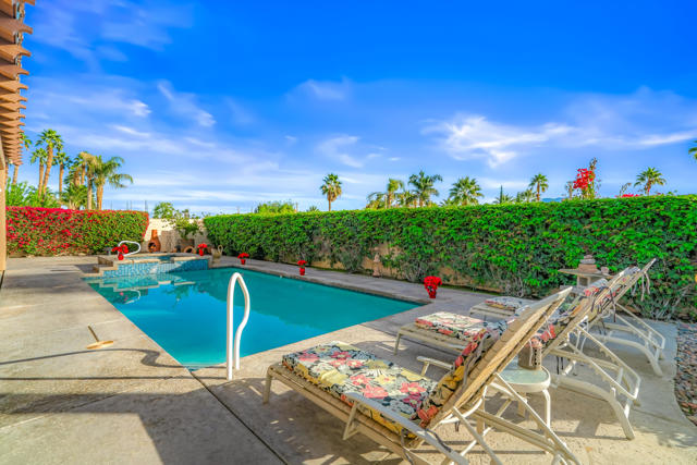 17 Corte Del Sol, Rancho Mirage CA: https://media.crmls.org/mediaz/c07a27f3-6e18-4ca9-9edd-e82a97598b2f.jpg